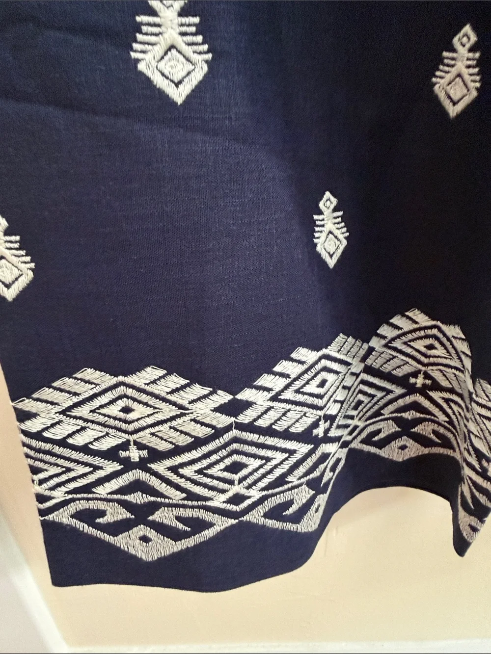 🐝NWT🐝 LINEN Zara Navy Capri Pants with White Embroidered Motifs